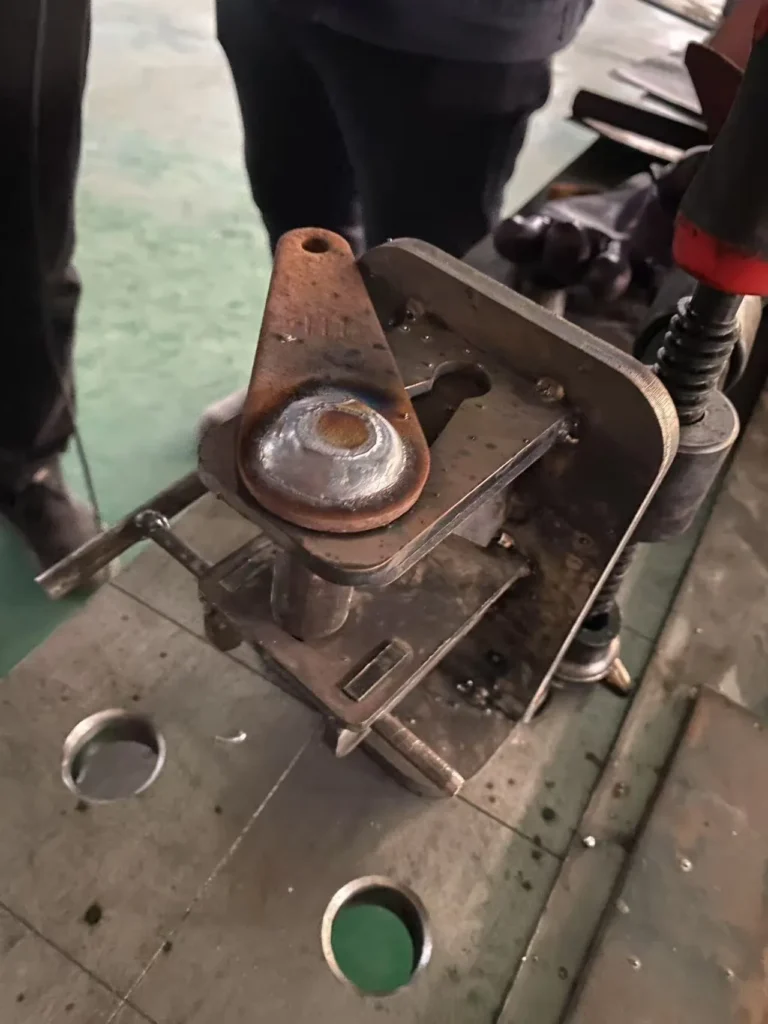 Поставка сварочного робота для производства электротранспорта